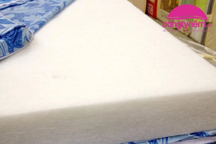 người mua so sánh nệm bông ép và thử nằm