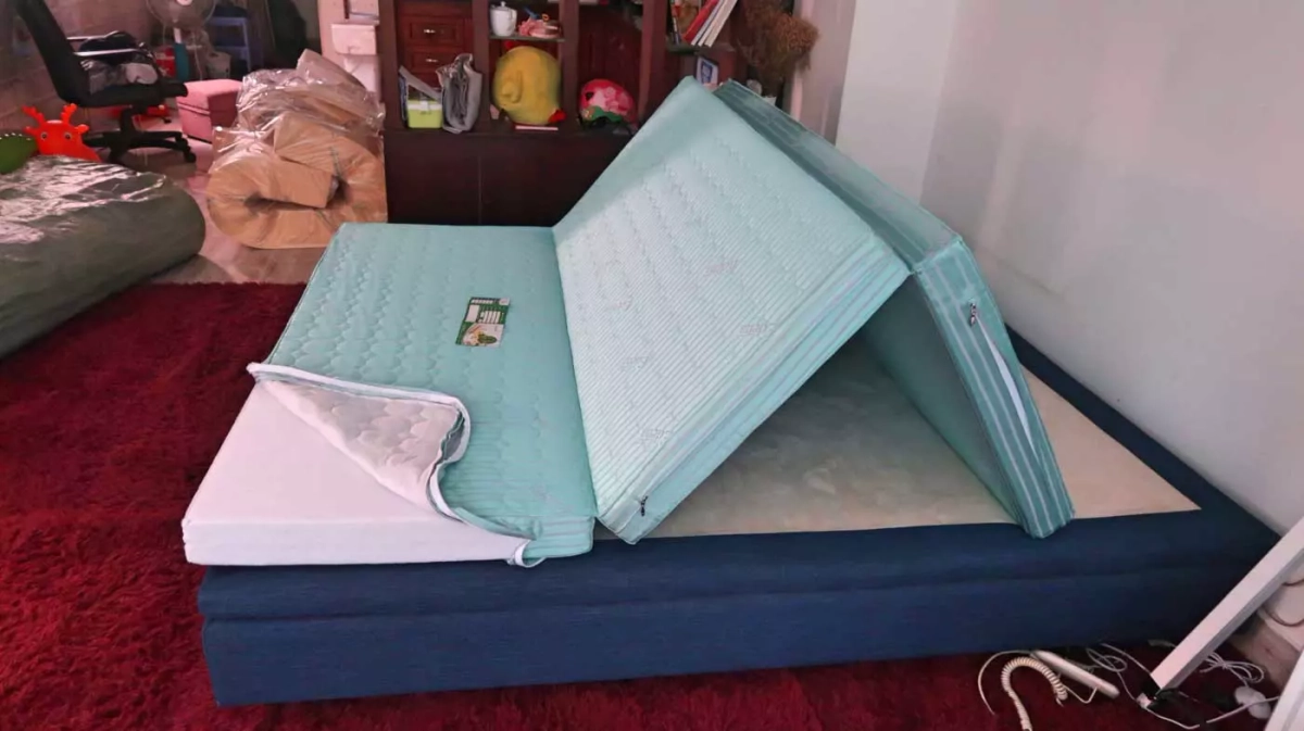 người nằm thử nệm bông ép tinh khiết tư thế chuẩn