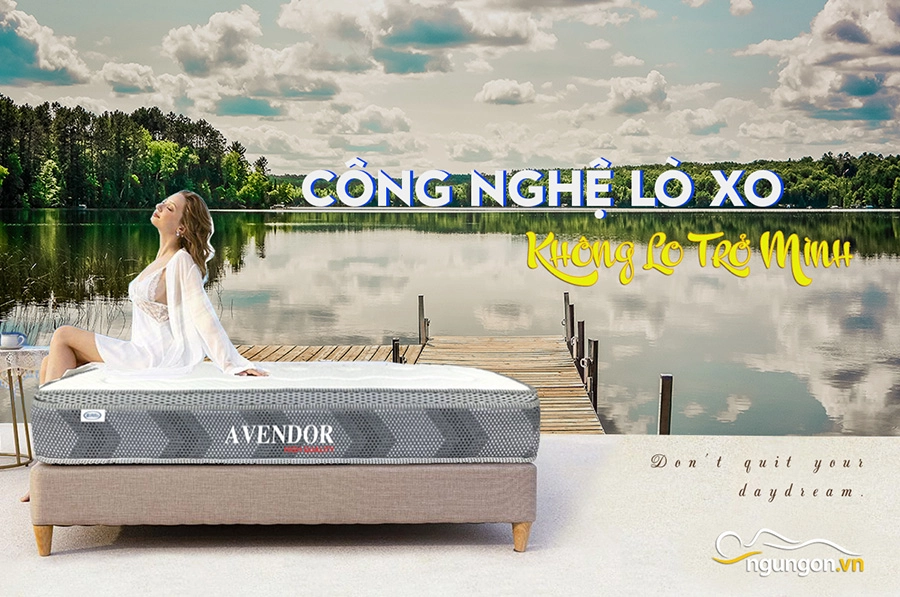 người nằm thử nệm cao su và nệm lò xo tại showroom