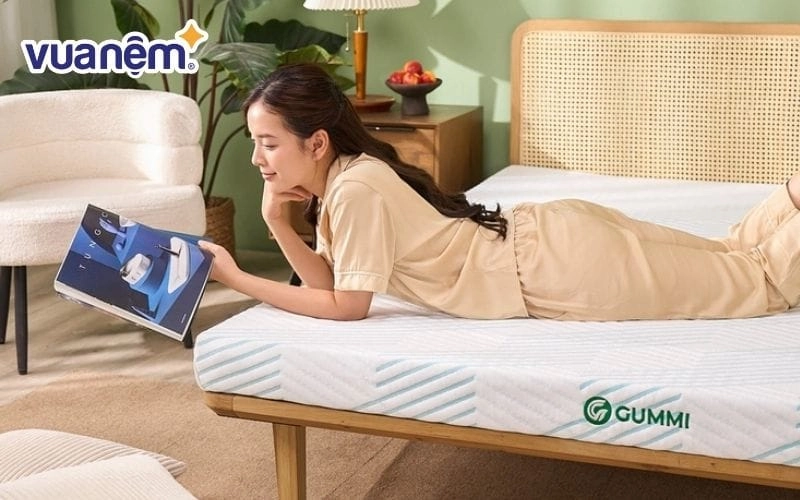 người nằm thử nệm Hàn Việt Hải giảm áp lực