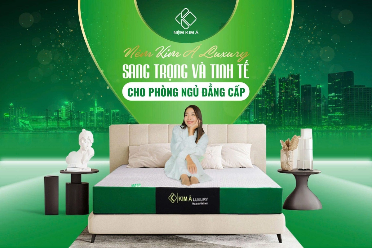 người nằm thử Nệm Kim Cương Titanium trong phòng ngủ hiện đại