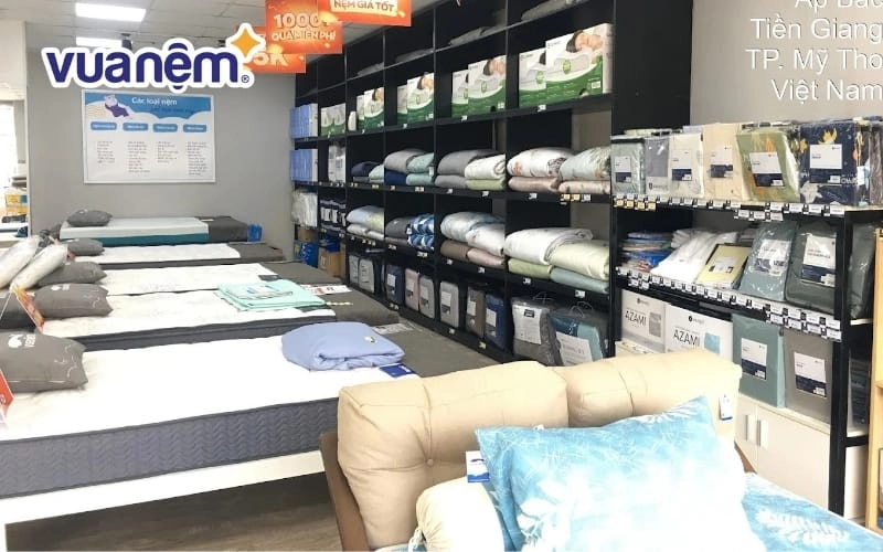 Người nằm thử nệm Thắng Lợi và American tại showroom