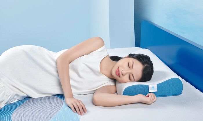 người ngủ nghiêng thử đệm memory foam Tempur