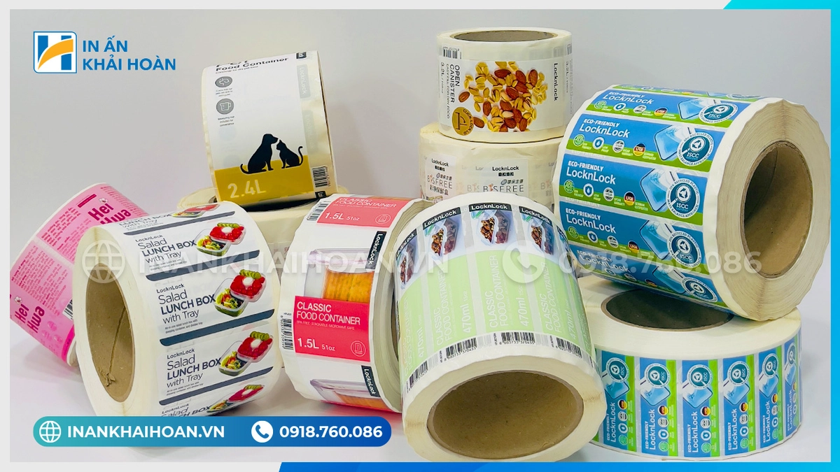 Nhãn giá nệm American và tư vấn viên tại quầy