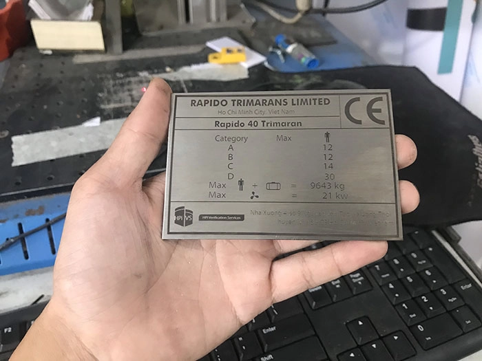nhãn mác thông số Nệm Kim Cương Titanium chụp cận cảnh