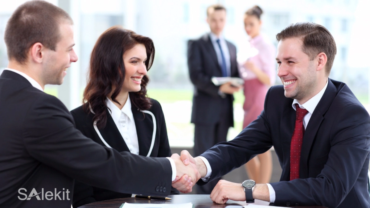 nhân viên giải đáp thắc mắc về nệm cho khách hàng