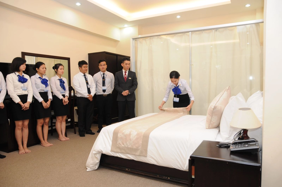 nhân viên Hyatt đo nệm và kiểm tra ga bọc