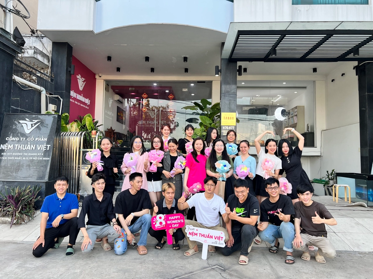 nhân viên Nệm Thuần Việt hỗ trợ bảo hành