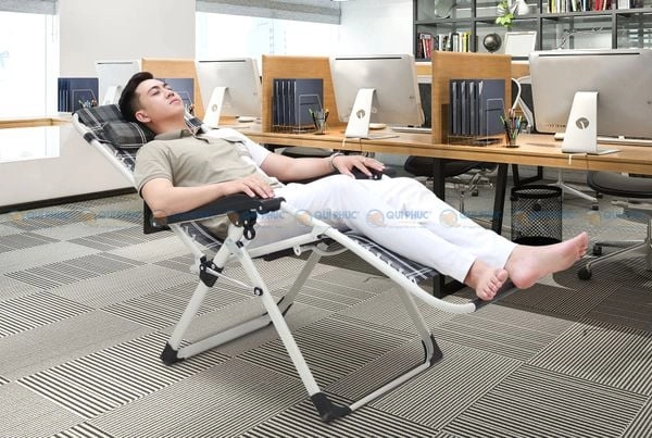 nhân viên thư giãn trên nệm gấp ngủ trưa văn phòng