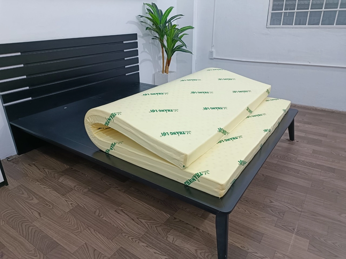 nhân viên tư vấn chọn nệm cao su non