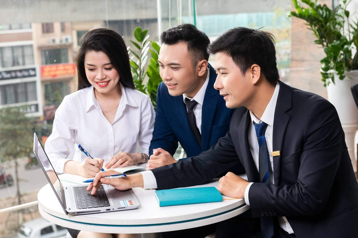 nhân viên tư vấn tại cửa hàng Liên Á chính hãng