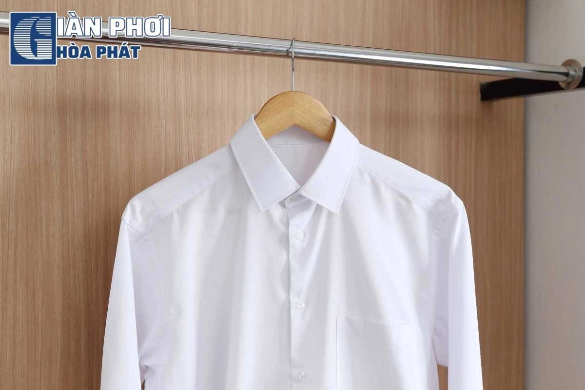 phơi thoáng áo nệm Vinalatex bên cửa sổ
