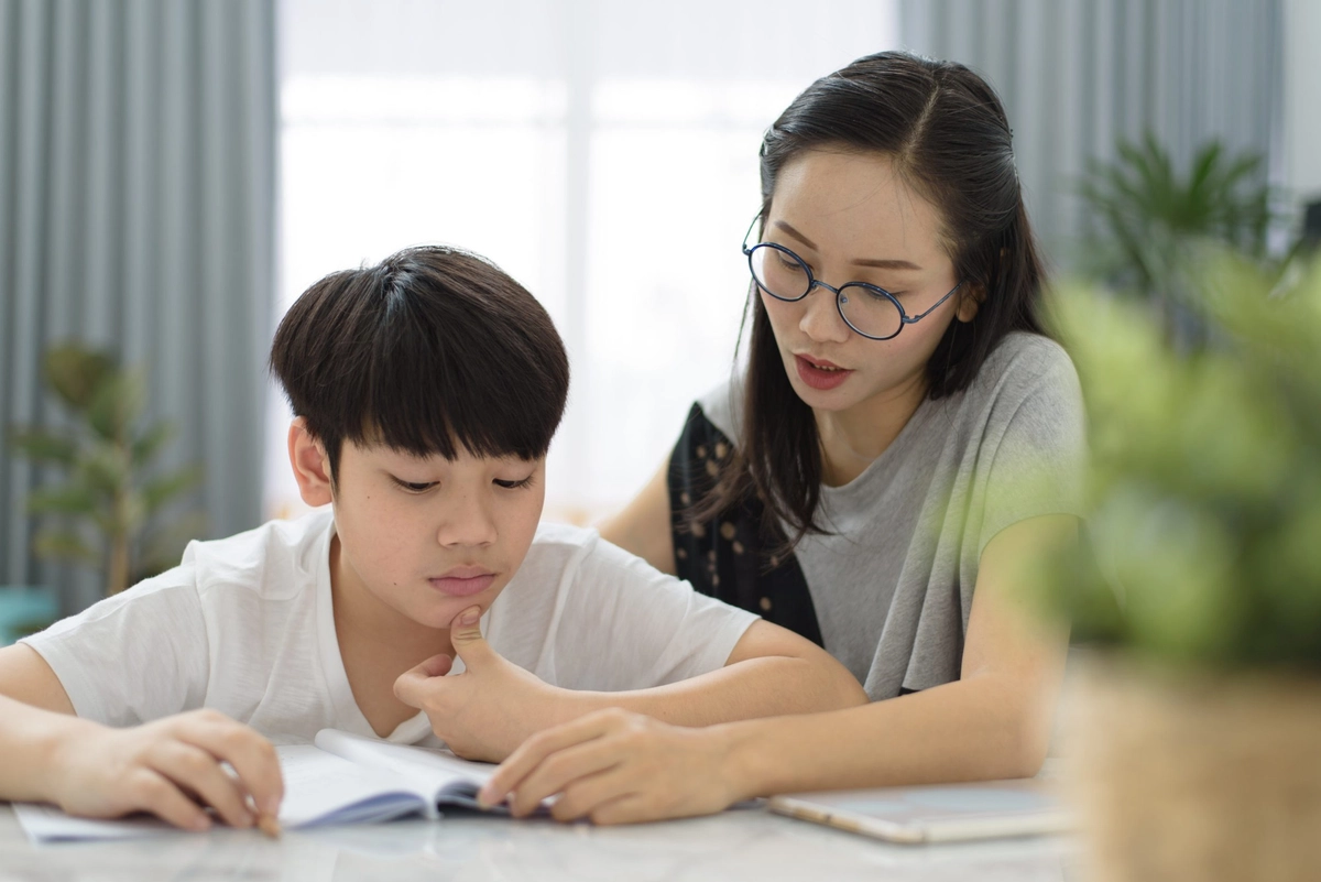phụ huynh cùng bé thử nệm tại showroom