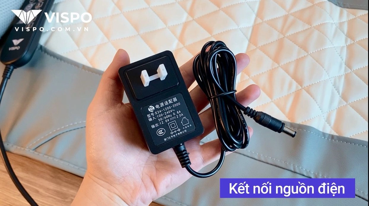 Phụ huynh đọc hướng dẫn sử dụng đệm thông minh cho bé