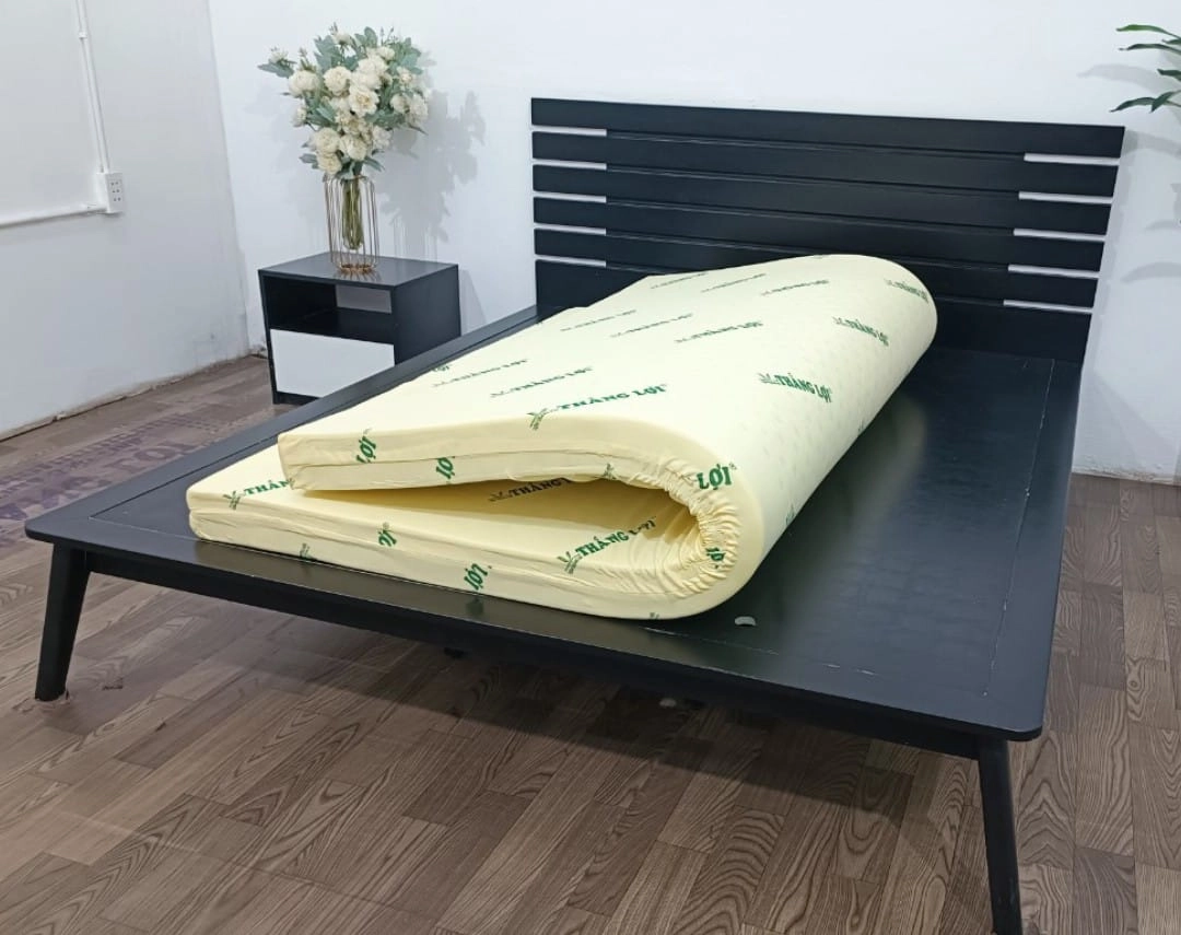 phụ huynh kiểm tra nệm cao su non tại cửa hàng