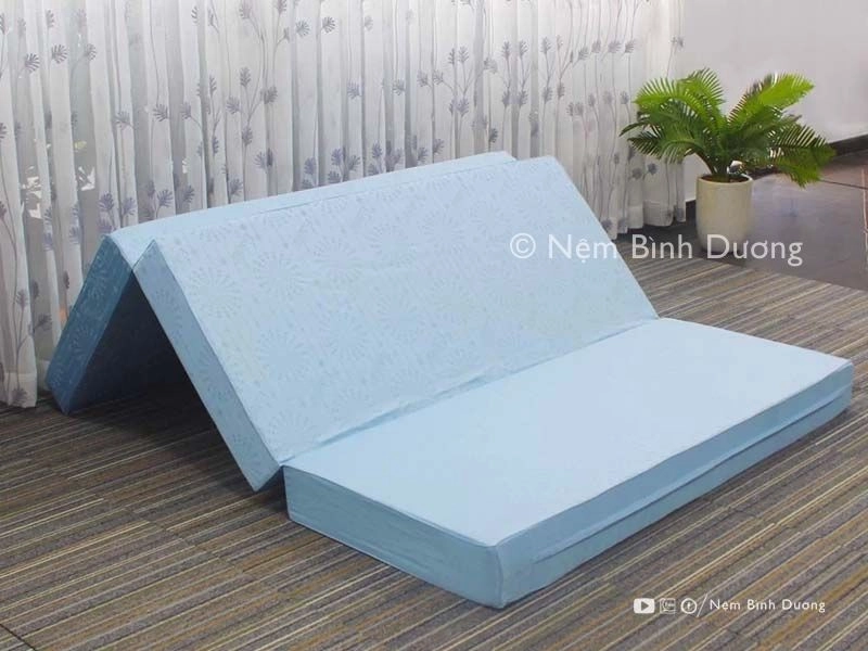phụ huynh tư vấn chọn nệm Liên Á cho bé