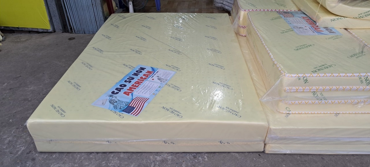 So sánh nệm American 20cm và size 1m4