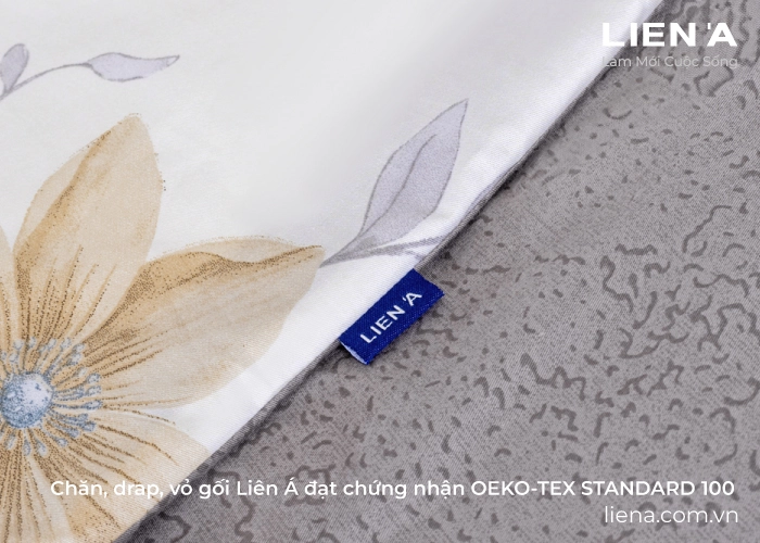 tay kiểm tra tem chứng nhận OEKO TEX trên nệm