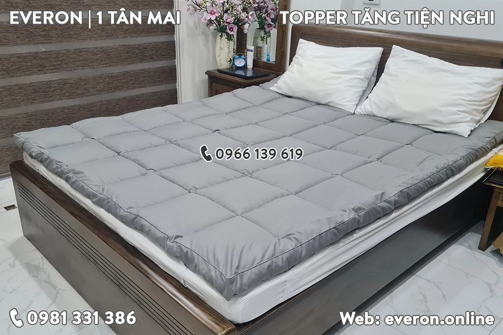 thử độ cứng đệm King Koil Everon trong showroom