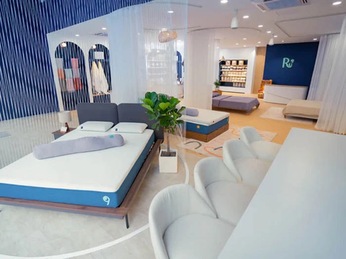 thử nằm nệm bông ép cuộn nhập khẩu tại showroom