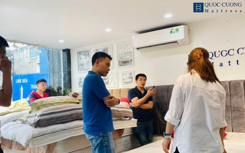 Trải nghiệm nằm thử đệm xốp ép tại cửa hàng