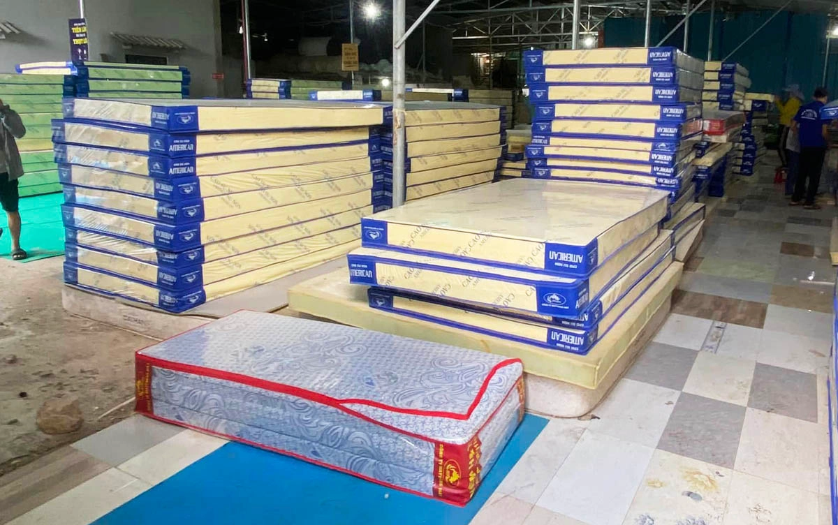 trải nghiệm nằm thử nệm cao su non Vạn Thành tại showroom