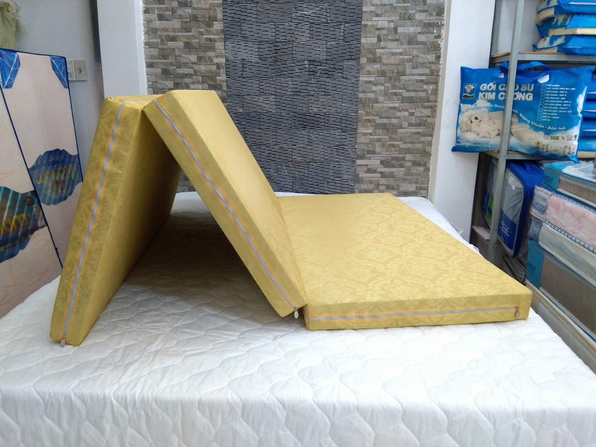trưng bày nệm Hàn Việt Hải trong showroom sáng sủa