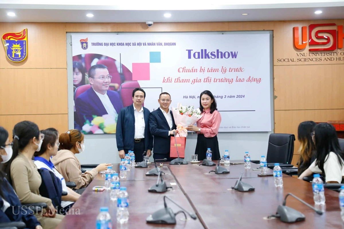 tư vấn viên giải đáp thắc mắc Nệm Thắng Lợi