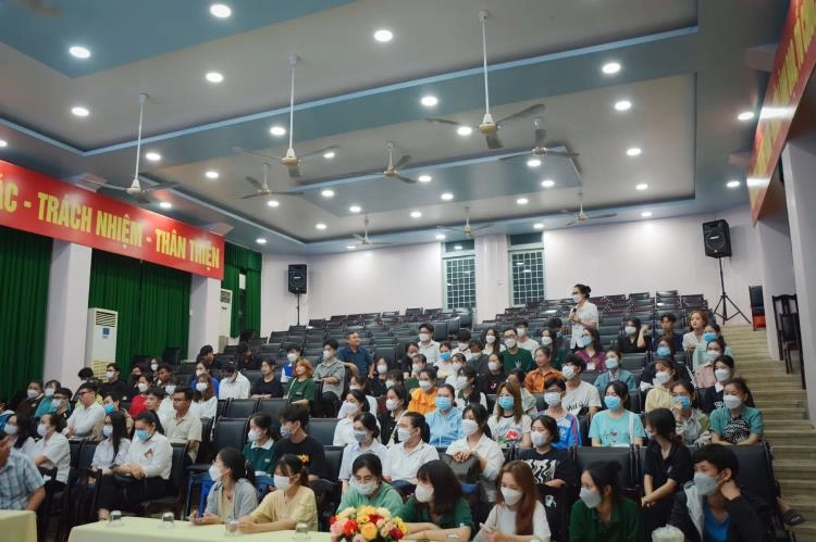 tư vấn viên giải đáp thắc mắc tại Thắng Lợi
