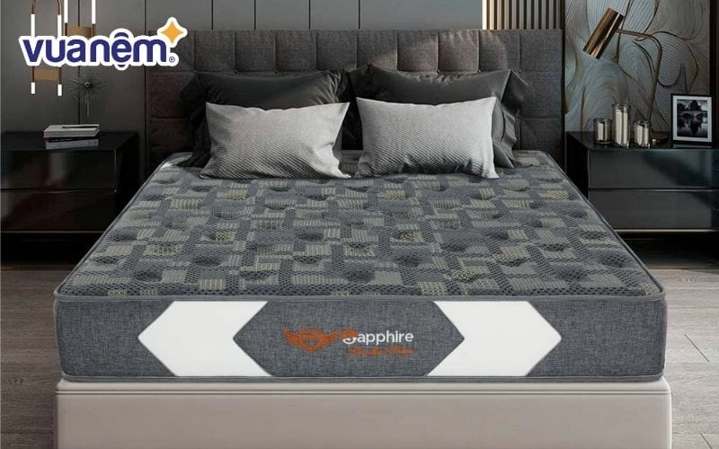 tư vấn viên giới thiệu bảng độ cứng đệm Tuấn Anh
