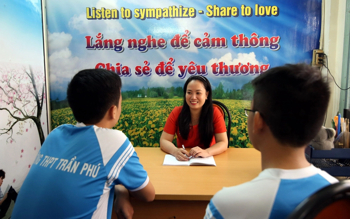 tư vấn viên giới thiệu nệm massage Vạn Thành Lợi