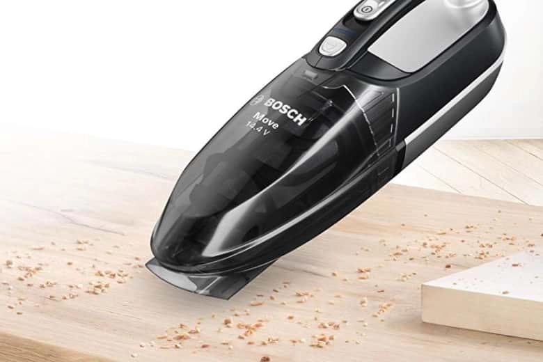 vệ sinh áo nệm Kim Cương Titanium bằng máy hút cầm tay