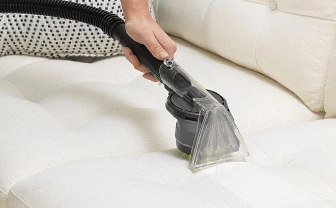 vệ sinh nệm bằng máy hút bụi đầu nhỏ