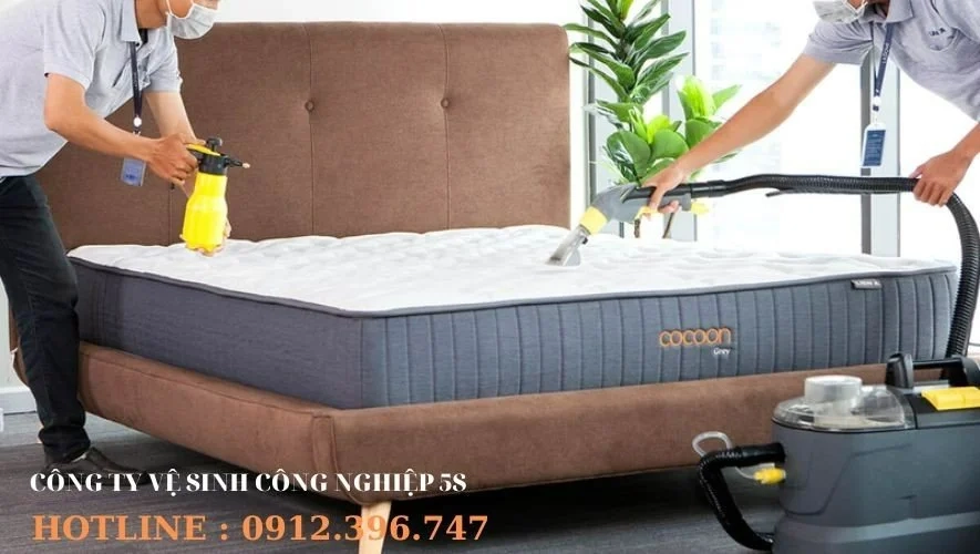 vệ sinh nệm Thắng Lợi với dụng cụ đơn giản