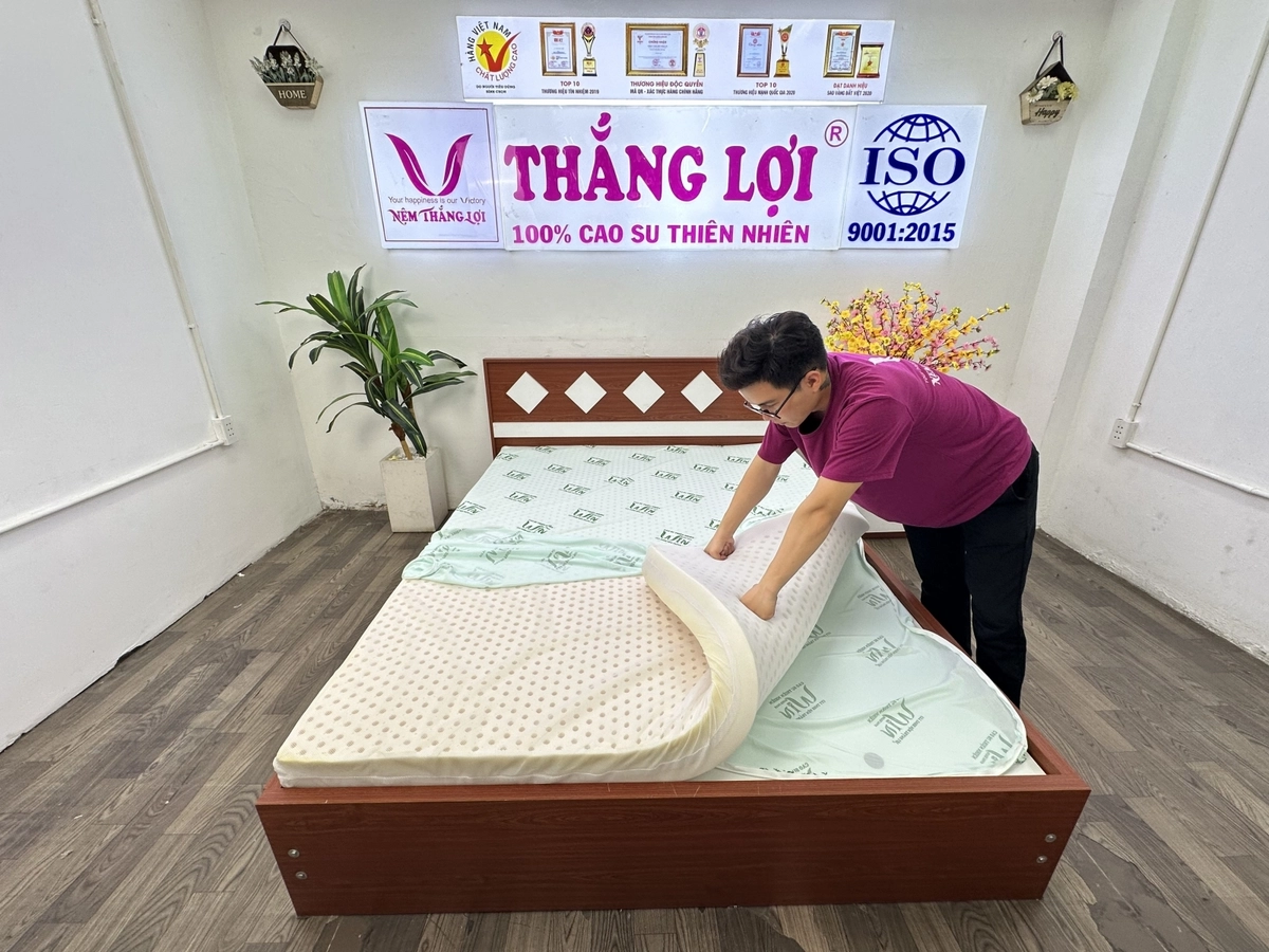 vệ sinh và lật xoay nệm bông ép đúng cách