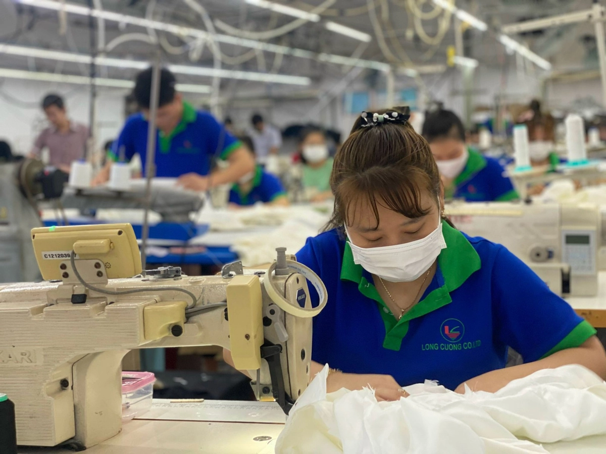 Xưởng may Thắng Lợi chần bông và khử khuẩn